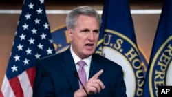 El líder de la minoría de la Cámara de Representantes, Kevin McCarthy, republicano por California, habla con los periodistas en su conferencia de prensa semanal en el Capitolio de Washington el viernes 18 de marzo de 2022.