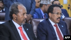 Newly-elected Somali President Hassan Sheikh Mohamud (L) sits next to former President Mohamed Abdullahi Mohamed, in the capital Mogadishu, May 16, 2022.