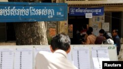 រូបឯកសារ៖ បុរសម្នាក់ពិនិត្យមើលបញ្ជីឈ្មោះអ្នកបោះឆ្នោត នៅមណ្ឌលបោះឆ្នោតមួយកន្លែង ក្នុងរាជធានីភ្នំពេញ កាលពីថ្ងៃទី ២៨ ខែកក្កដា ឆ្នាំ ២០១៨។