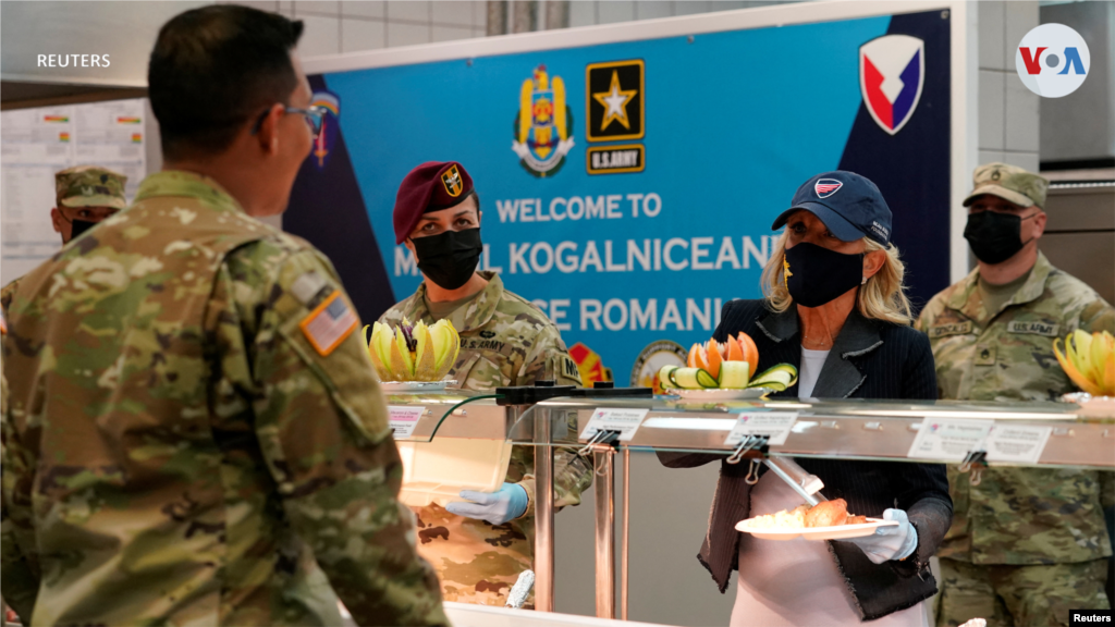 En su paso por la base aérea también sirvió alimentos a los miembros de la tropa.