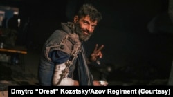 ARHIVA - Na fotografiji koju je objavio Specijalni bataljon Azov Ukrajinske nacionalne garede, pripadnik te jedinice, ranjen tokom borbi protiv ruskih snaga, pozira fotografu u čeličani Azovstal u Mariupolju, 10. maja 2022. (Foto: AP)