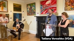 На фото: Максим Мельник, власник Sofia-A Gallery привіз на благодійний аукціон 35 творів українських художників. Український дім, Вашингтон, США 20 травня 2022. 