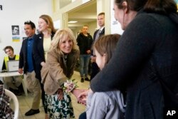 Ibu negara AS Jill Biden ketika mengunjungi anak-anak pengungsi Ukraina di pusat penampungan pengungsi di Kosice, Slovakia, 8 Mei 2022 (foto: dok).