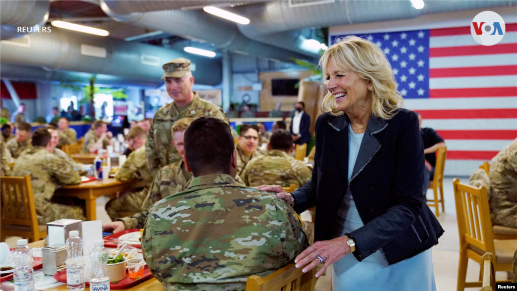 La primera dama, Jill Biden, también se reunió con tropas estadounidenses durante su visita a la base militar Mihail Kogalniceanu. 