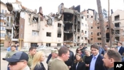 جاستین ترودو، ،‌ نخست‌وزیر کانادا در دیدار از شهر ارپین در اوکراین و دیدار با شهردار این شهر- ۸ ماه می - آسوشیتدپرس