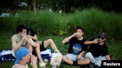 Un grupo de residentes de Shanghái celebran en un parque tras levantarse las restricciones por COVID-19 impuestas desde abril, el 1 de junio de 2022. Foto Reuters.