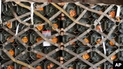 La imagen muestra parte del armamento que desde la Fuerza Aérea de EEUU en Delaware es destinado a Ucrania, el 21 de enero de 2022.