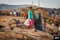 រូបឯកសារ៖ ស្ត្រីម្នាក់កំពុងឲ្យចំណីមាន់ នៅភូមិអណ្តែតទឹក នៅខេត្តសៀមរាប កាលពីថ្ងៃទី ៥ ខែធ្នូ ឆ្នាំ ២០១៩។