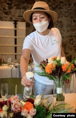 Lilian Christaka sedang mengatur meja (foto: courtesy).