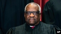 ARCHIVO - El juez Clarence Thomas se sienta durante una foto grupal en la Corte Suprema de Washington, el 23 de abril de 2021.