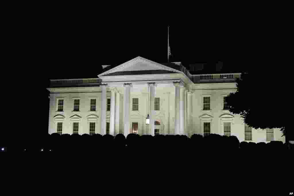 Bendera ya Marekani yapepea nusu mlingoti juu ya White House kuomboleza mauwaji ya shule ya msingi ya Robb Elementary mjini Uvalde, Texas, May 24, 2022.