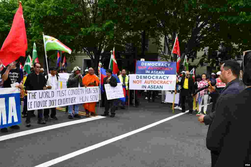 លោក រឹទ្ធី​ អ៊ុង ​​ប្រធាន​គណបក្ស​សង្គ្រោះ​ជាតិ​នៅ​សហរដ្ឋ​អាមេរិក​ ថ្លែង​ទៅ​កាន់​បាតុករ​អំពី​ការ​ទាមទារ​ខណៈ​ដែល​មេដឹកនាំ​អាស៊ាន​នឹង​ជួប​ប្រជុំ​ជាមួយ​នឹង​លោក ចូ បៃដិន​ ប្រធានាធិបតី​សហរដ្ឋ​អាមេរិក​ នៅ​ក្រសួង​ការបរទេស រដ្ឋធានី​វ៉ាស៊ីនតោន ថ្ងៃទី ១២ ខែឧសភា ឆ្នាំ២០២២។ (ម៉ែន គឹមសេង/វីអូអេ)