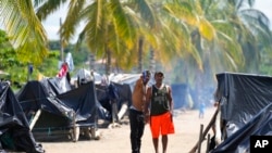 Migrantes venezolanos permanecieron en un campamento improvisado en una playa de Necoclí, Colombia, el martes 19 de octubre de 2021.