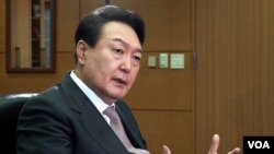 South Korean President-elect Yoon Suk-yeol, right, is being interviewed in late April 2022 by VOA's Korean Service Chief Dong Hyuk Lee (not pictured), in Yoon's office in Seoul. (VOA Korean Service)
