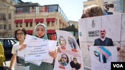 Almaniyadan Azərbaycana qaytarıldıqdan sonra həbs olunan fəalların yaxınları Almaniya səfirliyi önündə (31 may, 2022)