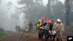 Rescatistas cargan restos de tripulantes de la nave que transportaba a Hilda Hernández, hermana del presidente Juan Orlando Hernández, quien pereció en diciembre de 2017.