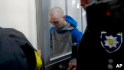 俄罗斯某部坦克部队士兵、被告希希马林中士5月13日抵达基辅一家法庭受审。