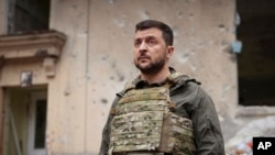 Presiden Ukraina Volodymyr Zelenskyy mengunjungi wilayah Kharkiv yang dilanda perang. Dia akan berpidato di Dewan Eropa pada 30 Mei untuk mendesak bantuan lebih lanjut dalam memerangi pasukan Rusia. (Foto: via AP)