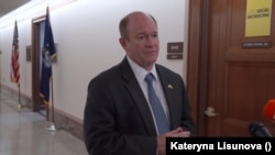 Кріс Кунс, сенатор від штату Делавер, член Демократичної партії, спілкується із журналістами. Фото: Катерина Лісунова.