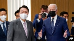 Tổng thống Hoa Kỳ Joe Biden (phải) và Tổng thống Hàn Quốc Yoon Suk-yeol đến thăm nhà máy Samsung Electronics ở Pyeongtaek vào ngày 20/5/2022.