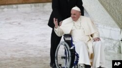 ARCHIVO - El papa Francisco llega en silla de ruedas a una audiencia con monjas y líderes religiosos en el Vaticano, el 5 de mayo de 2022. (AP Foto/Alessandra Tarantino, archivo)