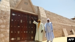 La porte de la mosquée du XVe siècle qui a été vandalisée par des djihadistes dans l'ancienne ville de Tombouctou au Mali. (Photo SEBASTIEN RIEUSSEC / AFP)