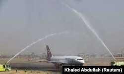 Pesawat Yaman Airways, penerbangan komersial pertama dalam enam tahun, Sanaa, Yaman, 16 Mei 2022. (Foto: REUTERS/Khaled Abdullah)
