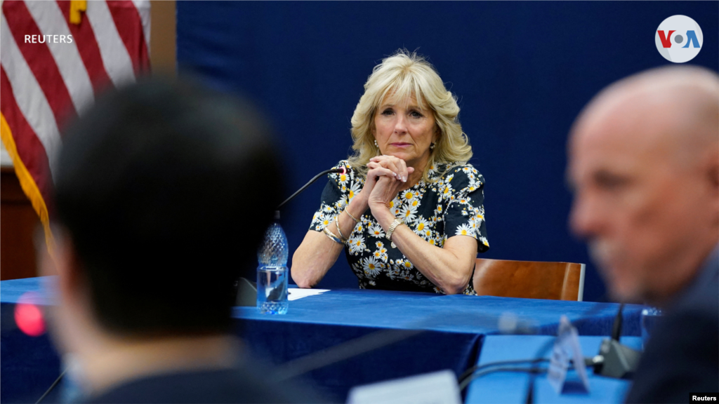 En la embajada de Estados Unidos en Bucarest, la primera dama asiste a una sesión informativa sobre los esfuerzos humanitarios que Naciones Unidas, organizaciones no gubernamentales y el Gobierno de Rumania están haciendo para los desplazados por la guerra en Ucrania.&nbsp; &nbsp;