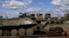 Un véhicule de combat détruit est photographié sur la route qui relie Kharkiv et un village récemment repris par l'armée ukrainienne, près de Kharkiv, Ukraine, le 13 mai 2022. (REUTERS/Ricardo Moraes)