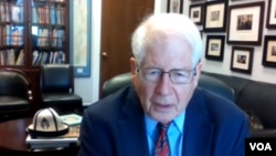 Правото една земја-членка да блокира влез на друга држава поради сопствени интереси го кочи исполнувањето на целите што се од витален интерес на Унијата, рече за Гласот на Америка конгресменот 