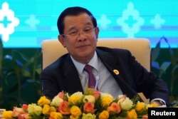 Perdana Menteri Kamboja Hun Sen mengadakan konferensi pers setelah KTT ASEAN di Phnom Penh pada 13 November 2022. (Cindy Liu/Reuters)