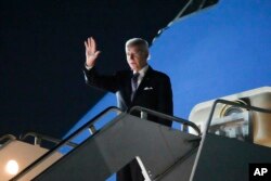 លោក Joe Biden ប្រធានាធិបតីសហរដ្ឋអាមេរិក ពេលឡើងយន្តហោះប្រធានាធិបតី Air Force One ចាកចេញពីទីក្រុង Sharm el-Sheikh ប្រទេសអេហ្ស៊ីប នាយប់ថ្ងៃសុក្រ ទី ១១ ខែវិច្ឆិកា ឆ្នាំ ២០២២ ធ្វើដំណើរឆ្ពោះទៅកាន់រាជធានីភ្នំពេញ ប្រទេសកម្ពុជា ដើម្បីចូលរួមកិច្ចប្រជុំកំពូលអាស៊ាន។