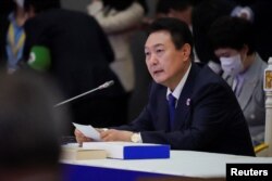 លោក Yoon Suk-yeol ប្រធានាធិបតីកូរ៉េខាងត្បូង ថ្លែងក្នុងកិច្ចប្រជុំកំពូលអាស៊ាន-កូរ៉េខាងត្បូង នៅរាជធានីភ្នំពេញ ថ្ងៃទី ១១ ខែវិច្ឆិកា ឆ្នាំ ២០២២។