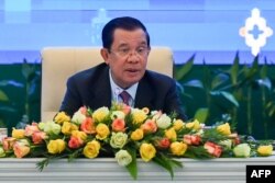 រូបឯកសារ៖ លោក​នាយករដ្ឋមន្ត្រី​ ហ៊ុន សែន ថ្លែង​សុន្ទរកថាក្នុង​សន្និសីទ​សារព័ត៌មាន​មួយ​នៅ​ក្នុង​ពិធី​បិទ​កិច្ចប្រជុំ​កំពូល​អាស៊ាន​លើក​ទី ៤០ និង​ទី៤១ នៅ​រាជធានី​ភ្នំពេញ ថ្ងៃទី ១៣ ខែវិច្ឆិកា ឆ្នាំ២០២២។