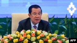 លោក​នាយករដ្ឋមន្ត្រី​ ហ៊ុន សែន ថ្លែង​សុន្ទរកថាក្នុង​សន្និសីទ​សារព័ត៌មាន​មួយ​នៅ​ក្នុង​ពិធី​បិទ​កិច្ចប្រជុំ​កំពូល​អាស៊ាន​លើក​ទី ៤០ និង​ទី៤១ នៅ​រាជធានី​ភ្នំពេញ ថ្ងៃទី ១៣ ខែវិច្ឆិកា ឆ្នាំ២០២២។ 