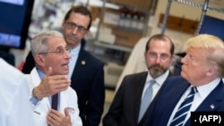 美国总统特朗普在马里兰的国立卫生研究院疫苗研究中心听取美国国家过敏与传染病研究所所长托尼·福西的讲解。（2020年3月3日）