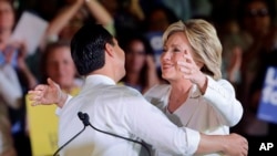 Julián Castro respaldó a Hillary Clinton desde el inicio de su campaña.