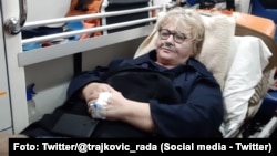 Rada Trajković tokom prebacivanja, kako je navedeno, u prokupačku bolnicu (Foto: Twitter/@trajkovic_rada)