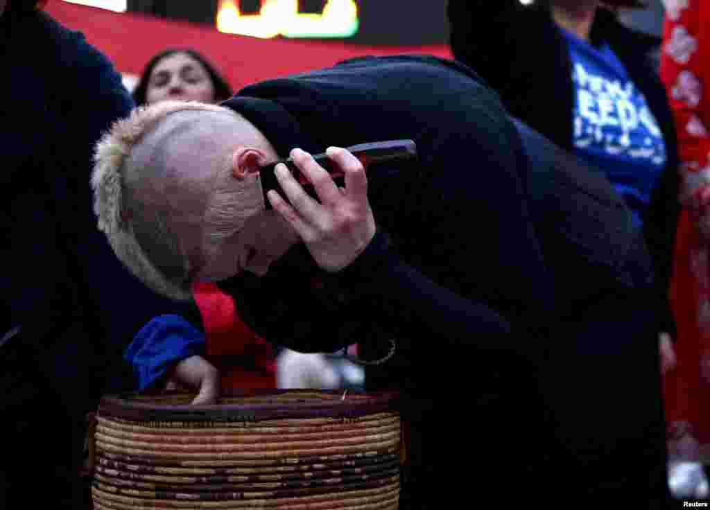 یک شرکت کننده در تظاهرات همبستگی در لندن موهای خود را می&zwnj;تراشد، شنبه ۵ آذر&nbsp;