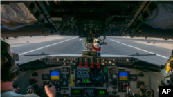 En esta foto de la Fuerza Aérea de EEUU, los pilotos del Escuadrón Expedicionario de Reabastecimiento Aéreo 340 aterrizan en la Base Aérea de Al-Udeid, Qatar, el 16 de noviembre de 2022.