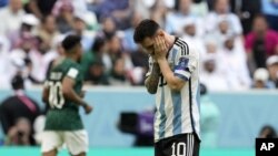 Lionel Messi de Argentina reacciona decepcionado durante el partido de fútbol del grupo C de la Copa Mundial entre Argentina y Arabia Saudita en el Estadio Lusail en Lusail, Qatar, el martes 22 de noviembre de 2022. (Foto AP/Natacha Pisarenko)