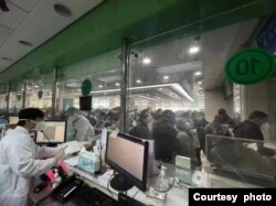 北京朝阳医院发热门诊12月10日爆满的情况。（读者提供）