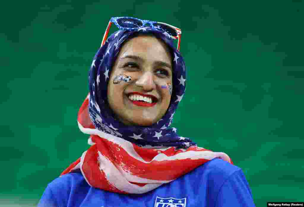 شادمانی یکی ازهواداران تیم ایالات متحده در بازی تیم این کشور در مقابل ایران