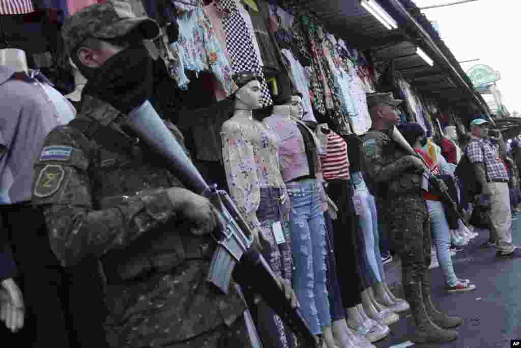 EL SALVADOR - El país centroamericano destacó este año por el prolongado régimen de excepción decretado por el Congreso salvadoreño para combatir las pandillas. La comunidad internacional ha mostrado preocupación ante señalamientos de violaciones a derechos humanos con decenas de personas fallecidas en las cárceles luego de ser detenidas; destacan además "abusos de poder" por parte de los cuerpos de seguridad del Estado.&nbsp;