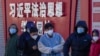 Sejumlah warga mengenakan masker saat mengantre untuk menjalani tes rutin COVID-19 di Beijing, China, pada 5 Desember 2022. (Foto: AP/Andy Wong)