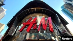 FILE: Toko pakaian H&M di Times Square di Manhattan, New York, AS, 15 November 2019. REUTERS/Mike Segar/File Foto