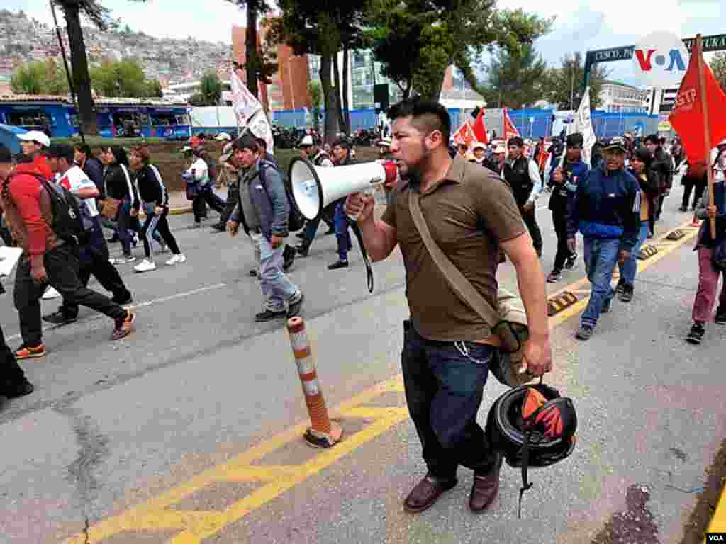 Manifestantes se movilizan por la Avenida de La Cultura, en Cusco, pidiendo la renuncia de la presidenta Dina Boluarte, el cierre del Congreso y la instalación de una asamblea constituyente.[Foto: Rodrigo Chillitupa, VOA].