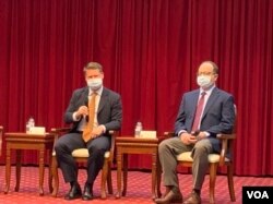 美国前国防部印太事务助理部长薛瑞福（左）与美国企业研究院资深研究员卜大年（右）。（美国之音特约记者杨安摄影）