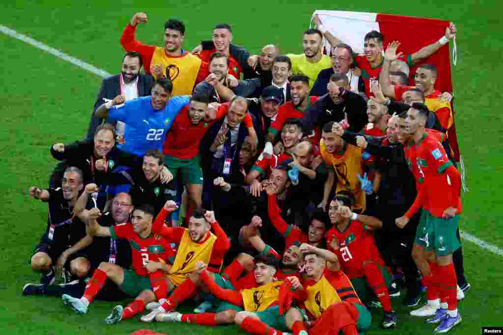 Seleção de Marrocos posa para a foto depois de fazer história ao passar para as meias-de-final do Mundial do Qatar, ao derrotar Portugal por 1-0.