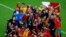 Seleção de Marrocos posa para a foto depois de fazer história ao passar para as meias-de-final do Mundial do Qatar, ao derrotar Portugal por 1-0.